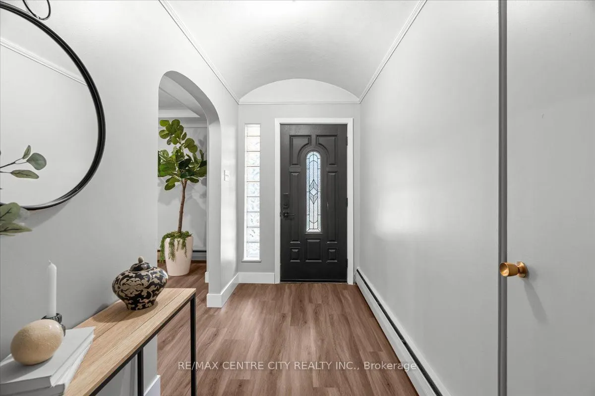 2586 Dundas Street