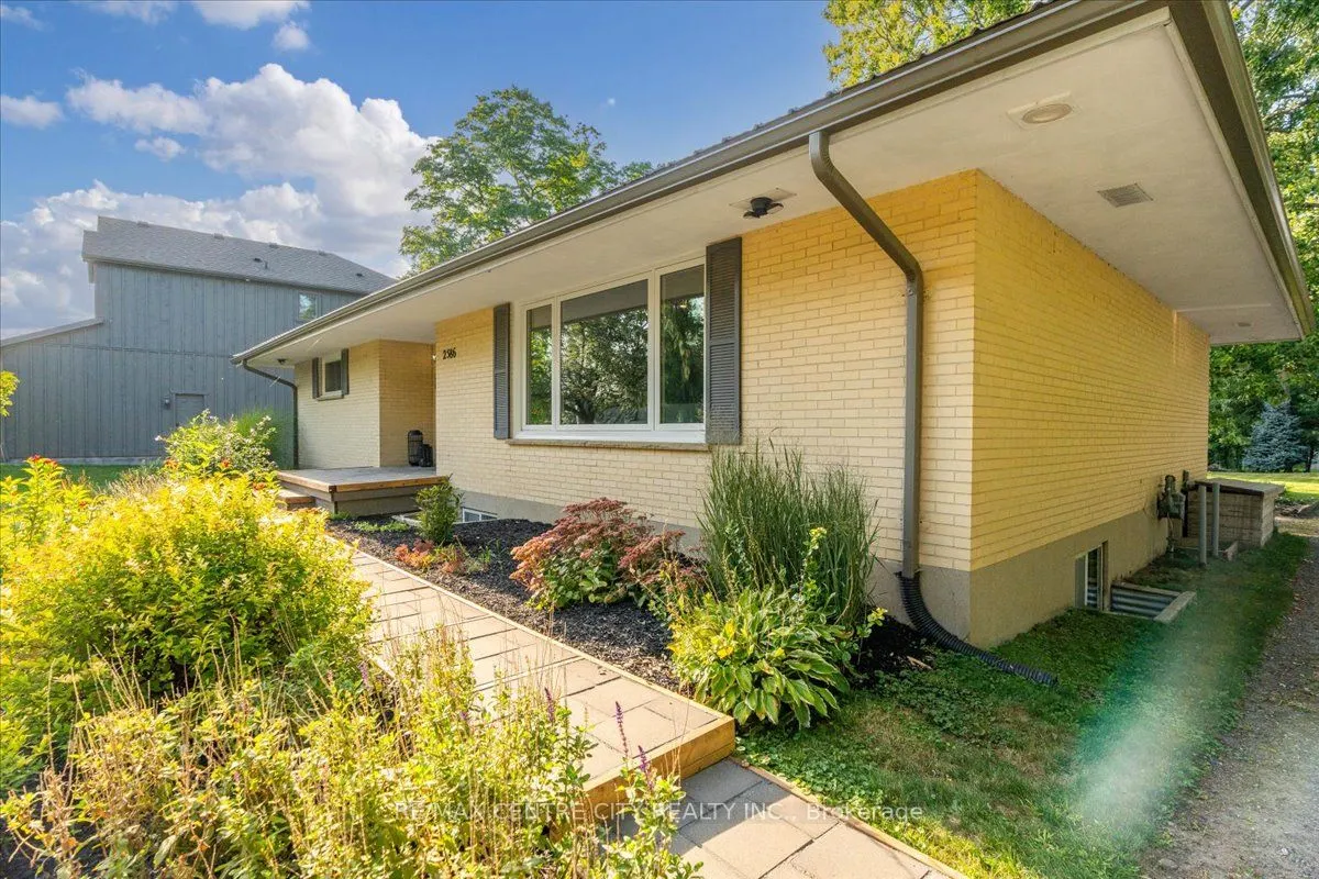 2586 Dundas Street