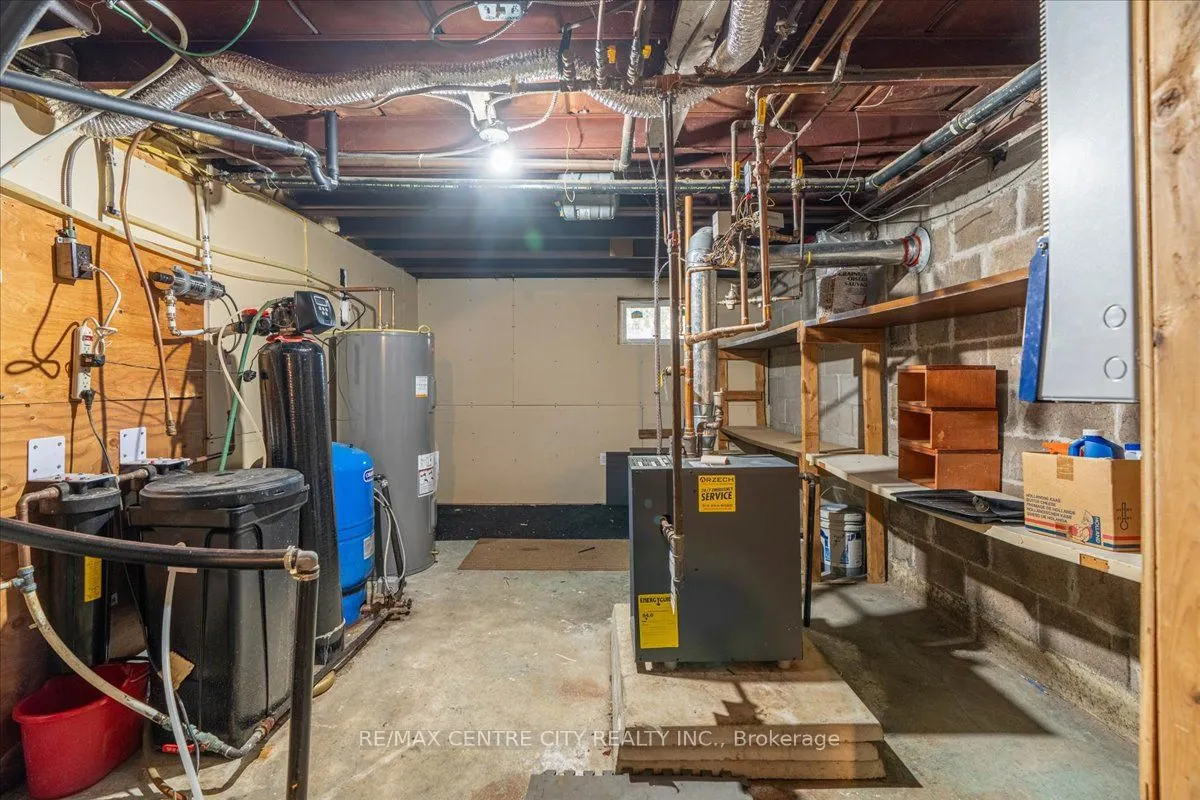 2586 Dundas Street