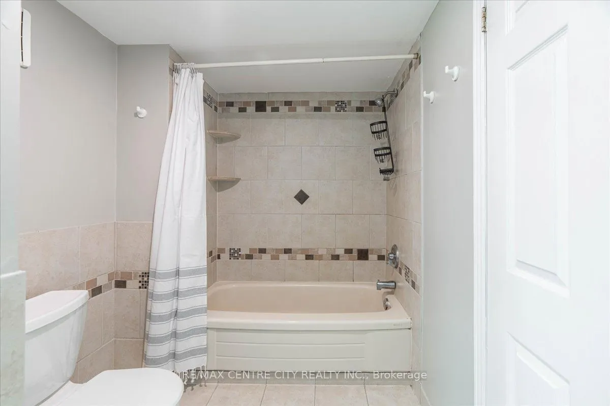 2586 Dundas Street