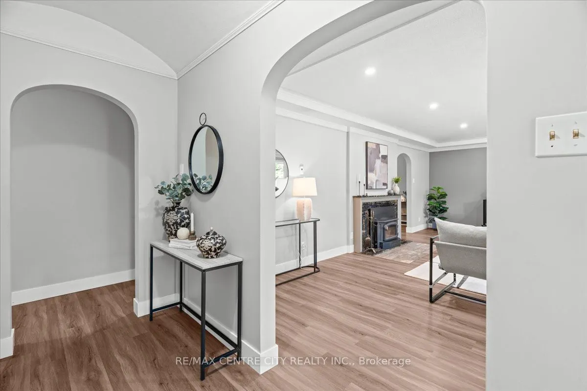 2586 Dundas Street