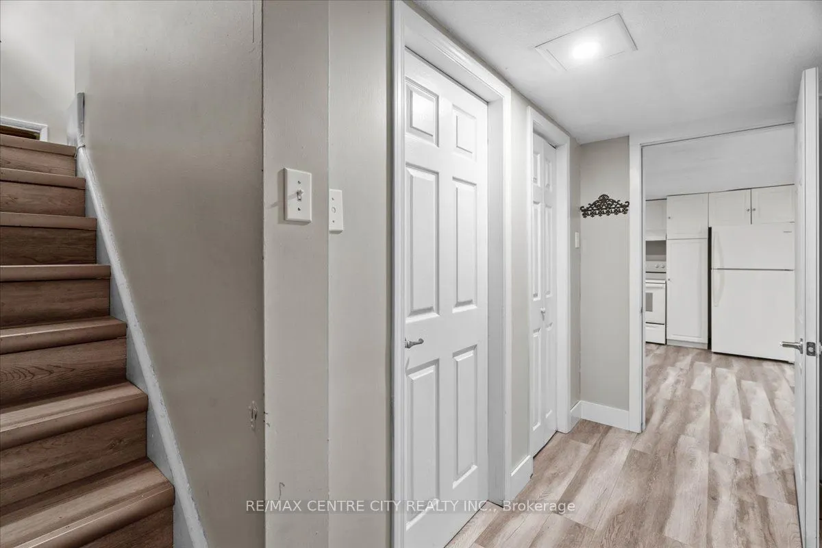 2586 Dundas Street