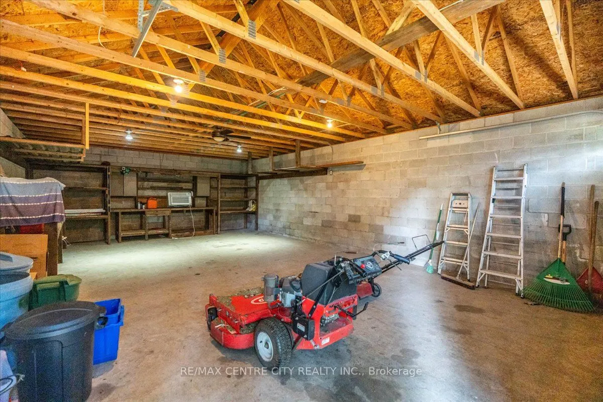 2586 Dundas Street