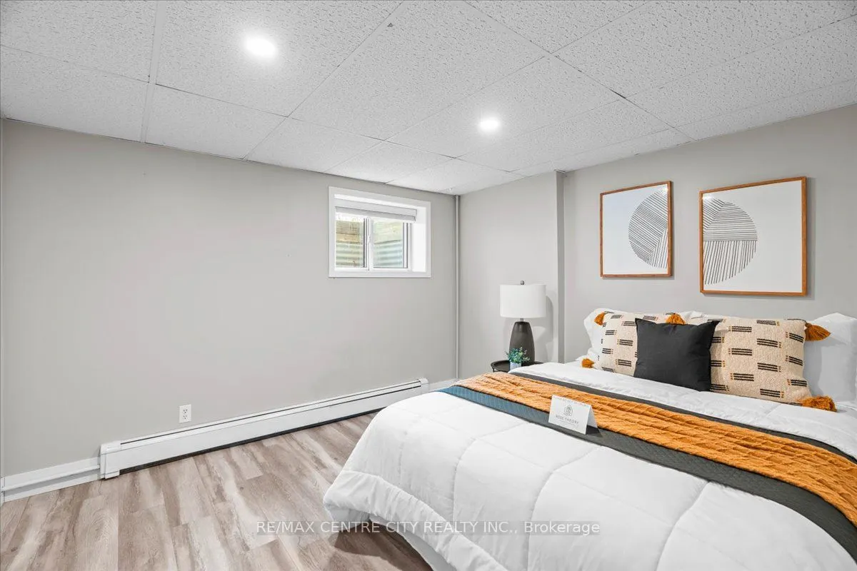 2586 Dundas Street