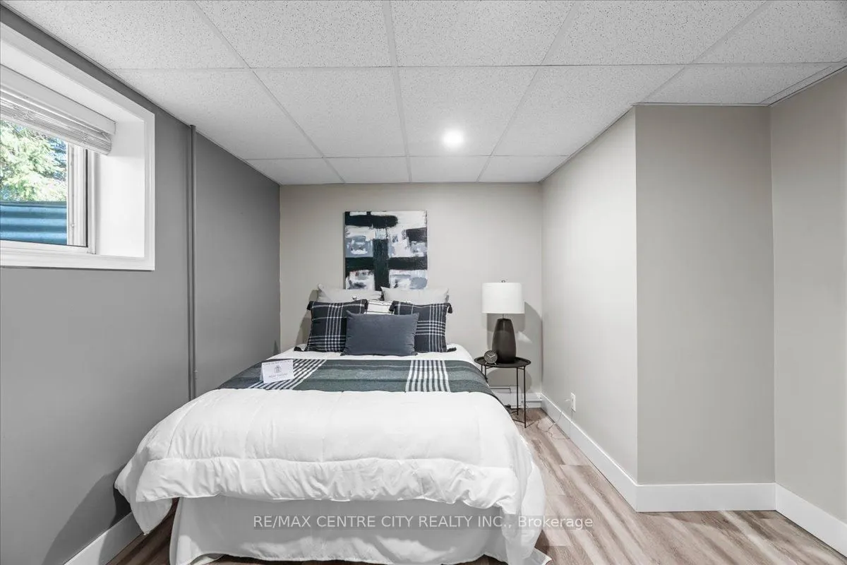 2586 Dundas Street