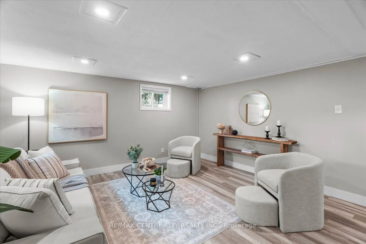 2586 Dundas Street
