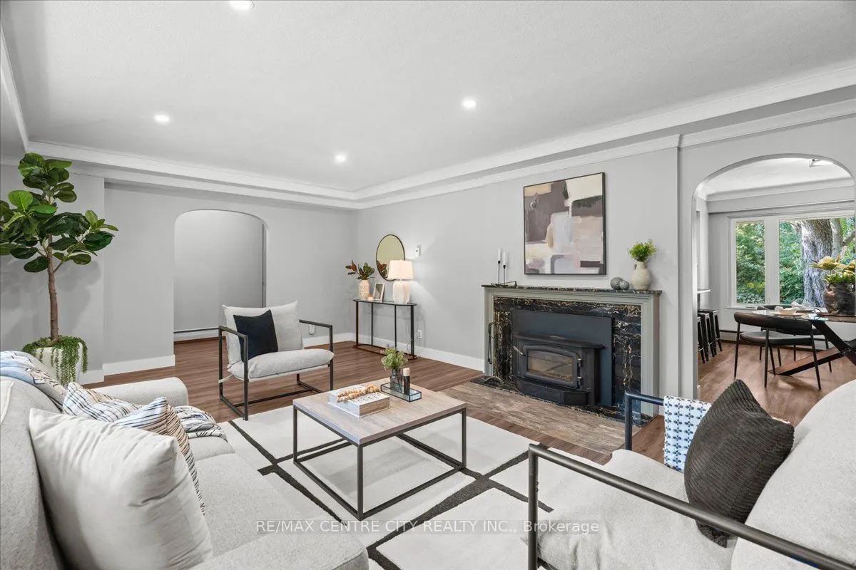 2586 Dundas Street