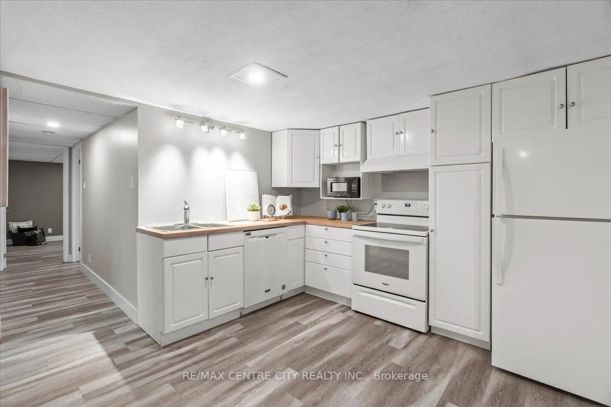 2586 Dundas Street