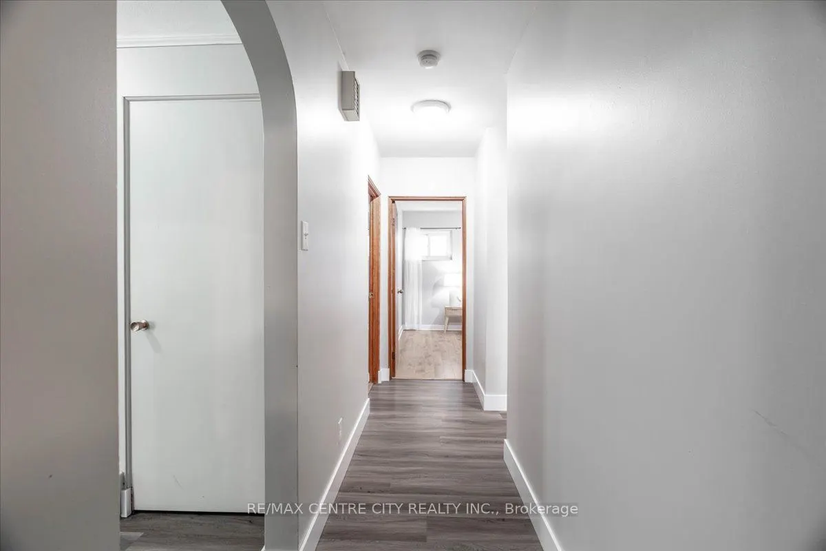 2586 Dundas Street