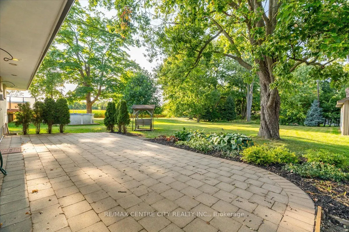 2586 Dundas Street