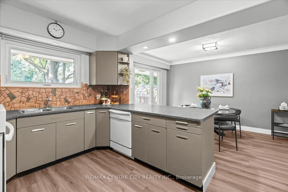 2586 Dundas Street