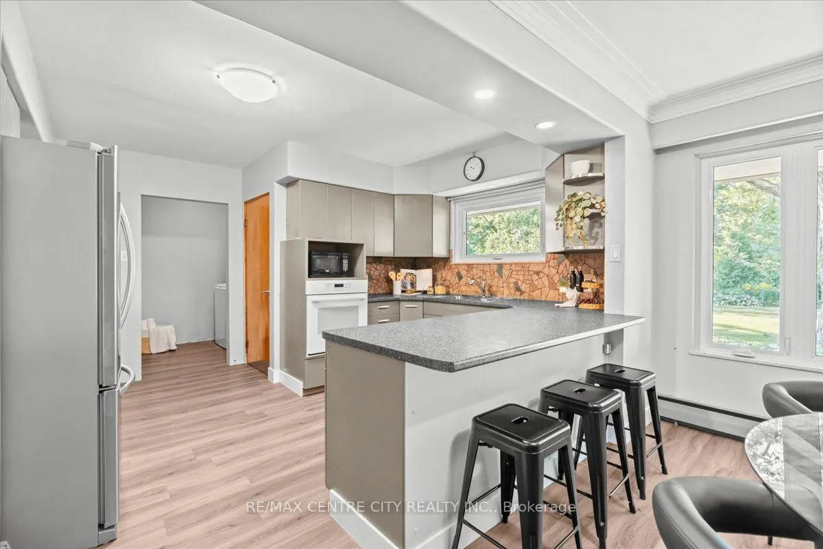 2586 Dundas Street