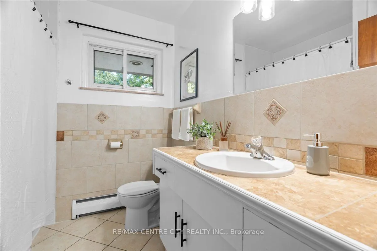 2586 Dundas Street