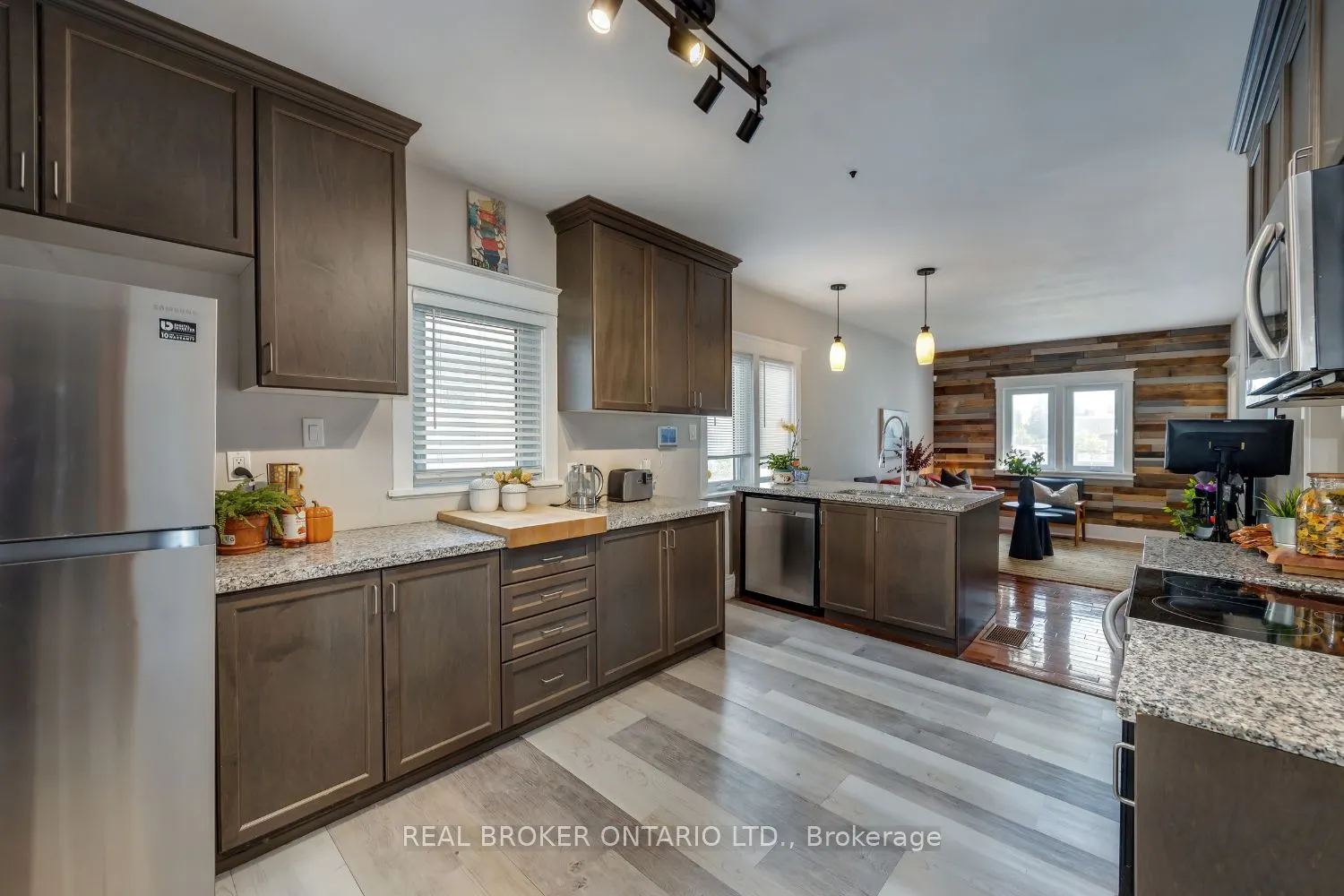 176 Lansdowne Street W