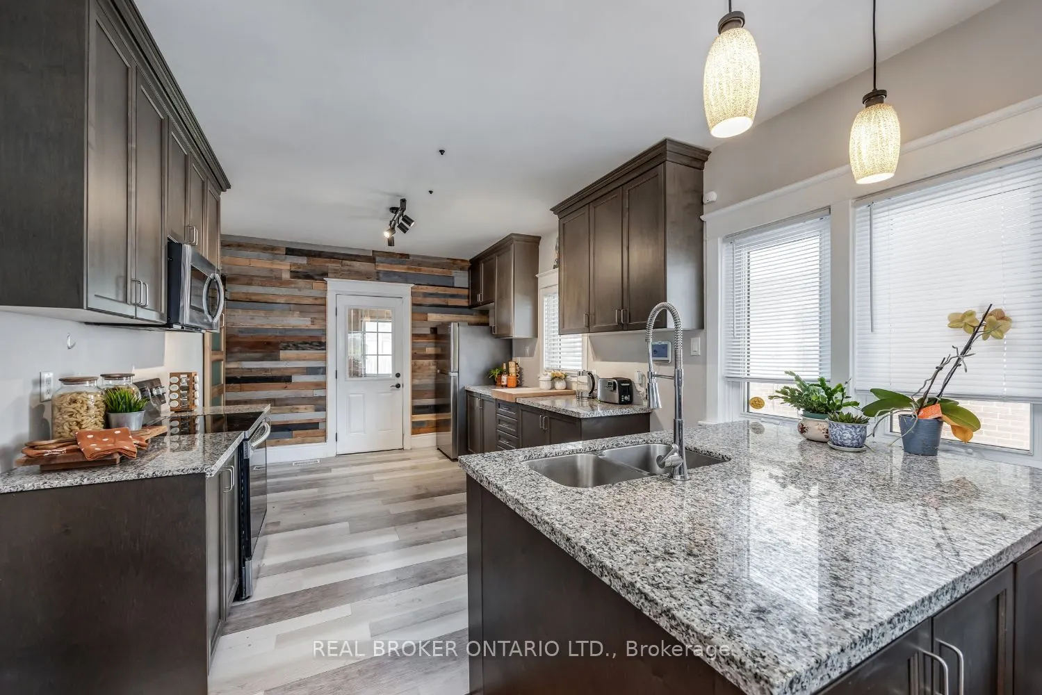176 Lansdowne Street W