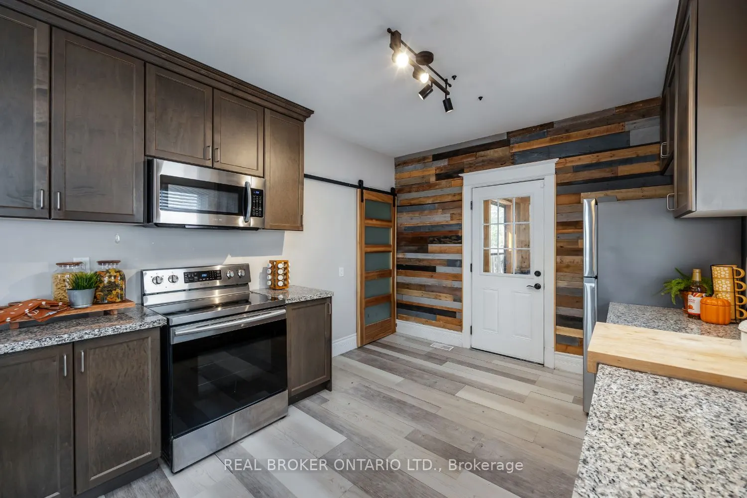 176 Lansdowne Street W