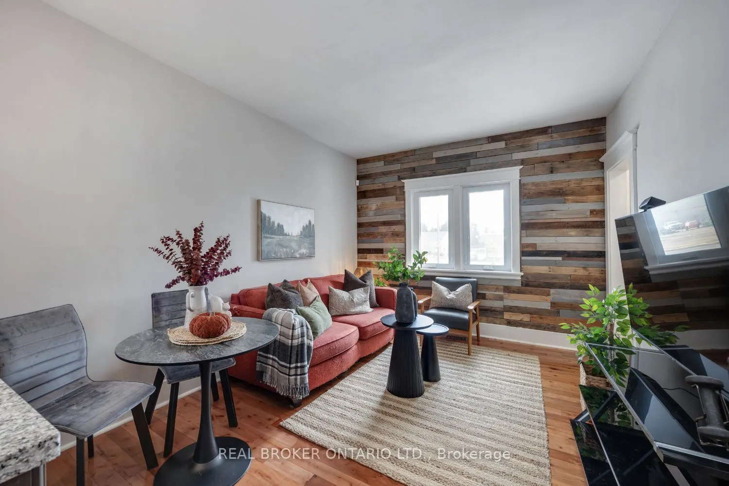 176 Lansdowne Street W