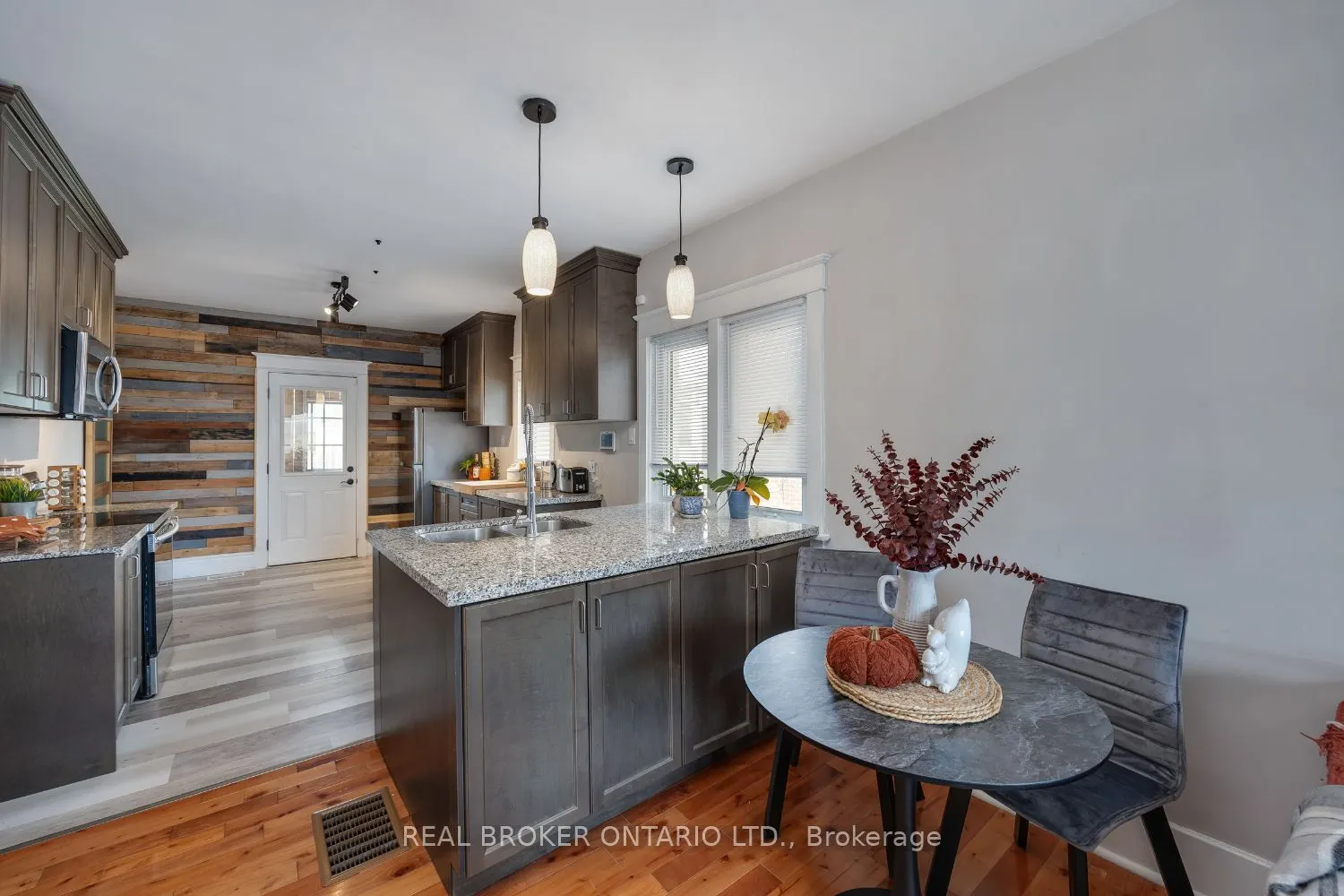 176 Lansdowne Street W