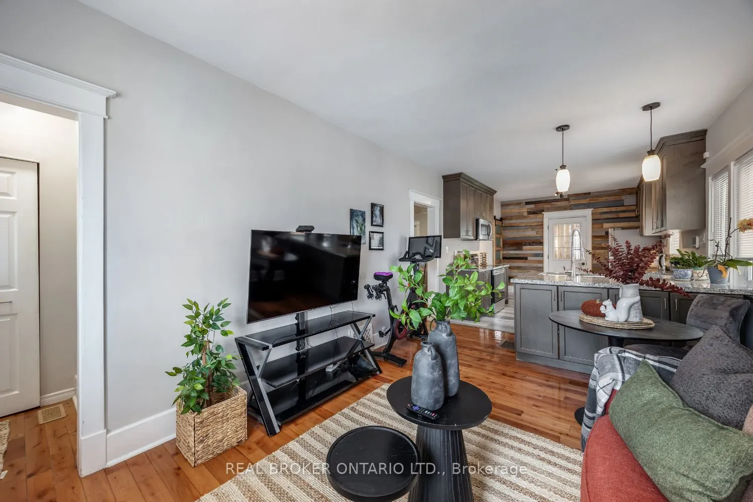 176 Lansdowne Street W