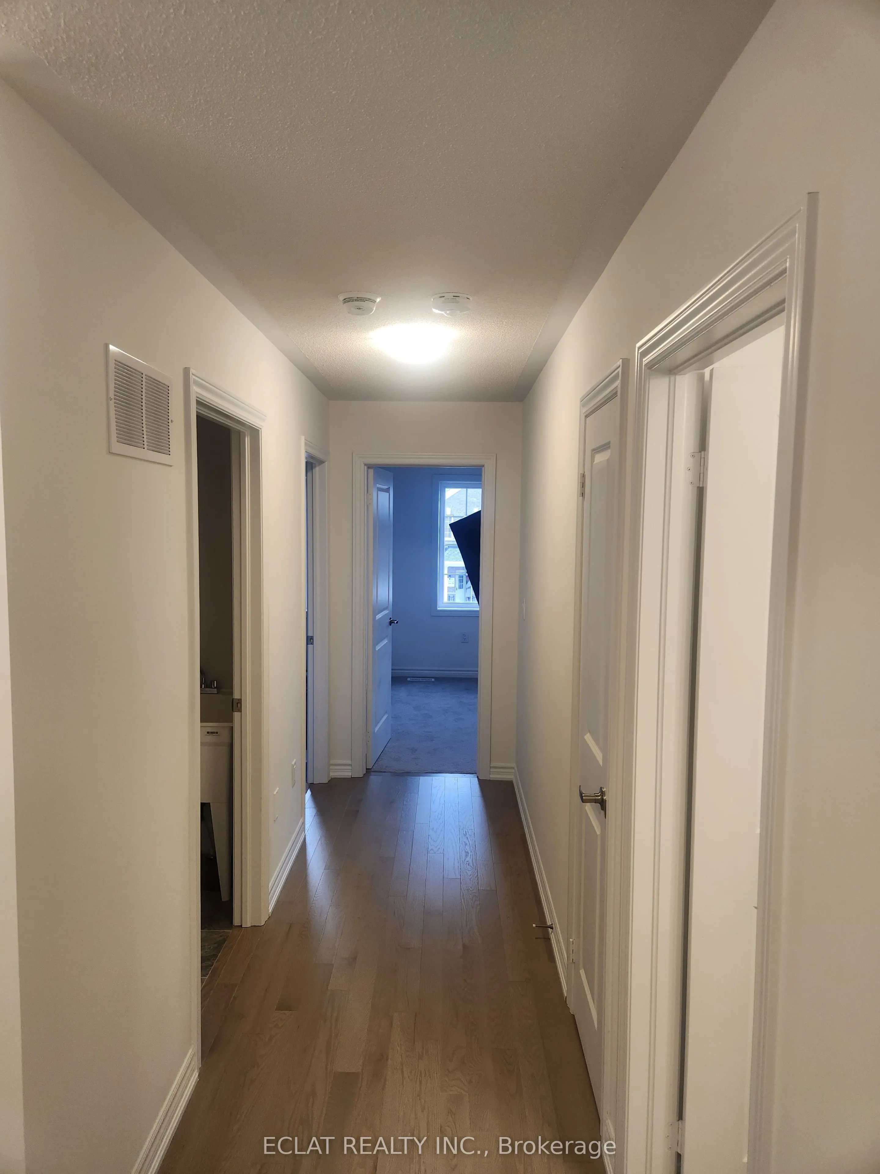 418 VanDusen Avenue E