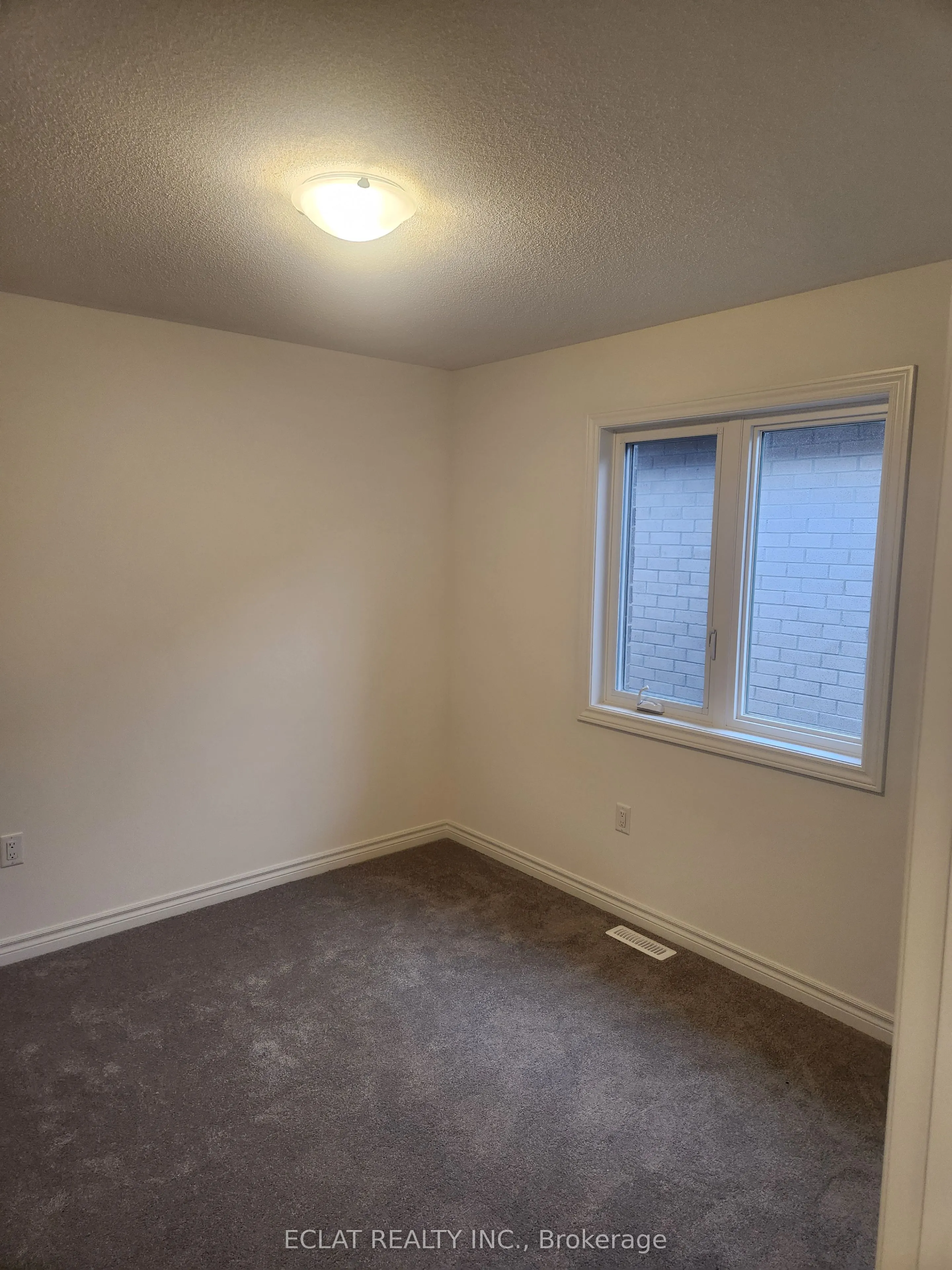 418 VanDusen Avenue E