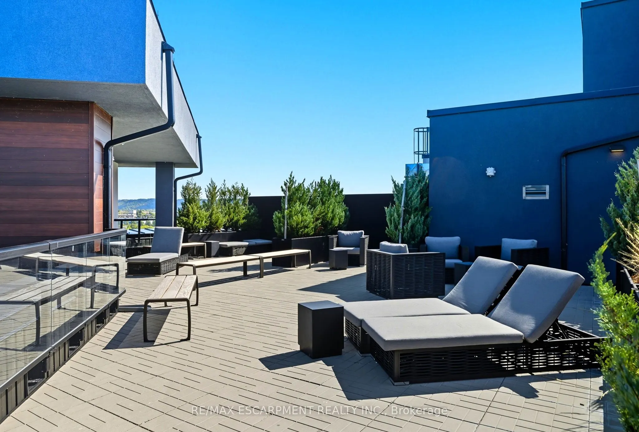 600 North Service Road, #204