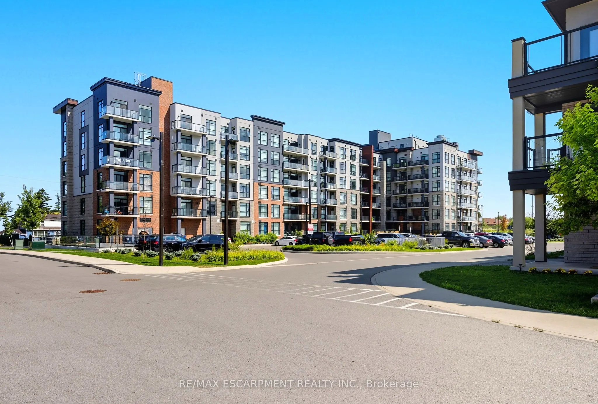 600 North Service Road, #204