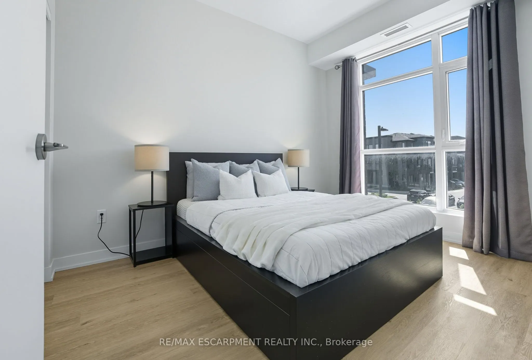 600 North Service Road, #204