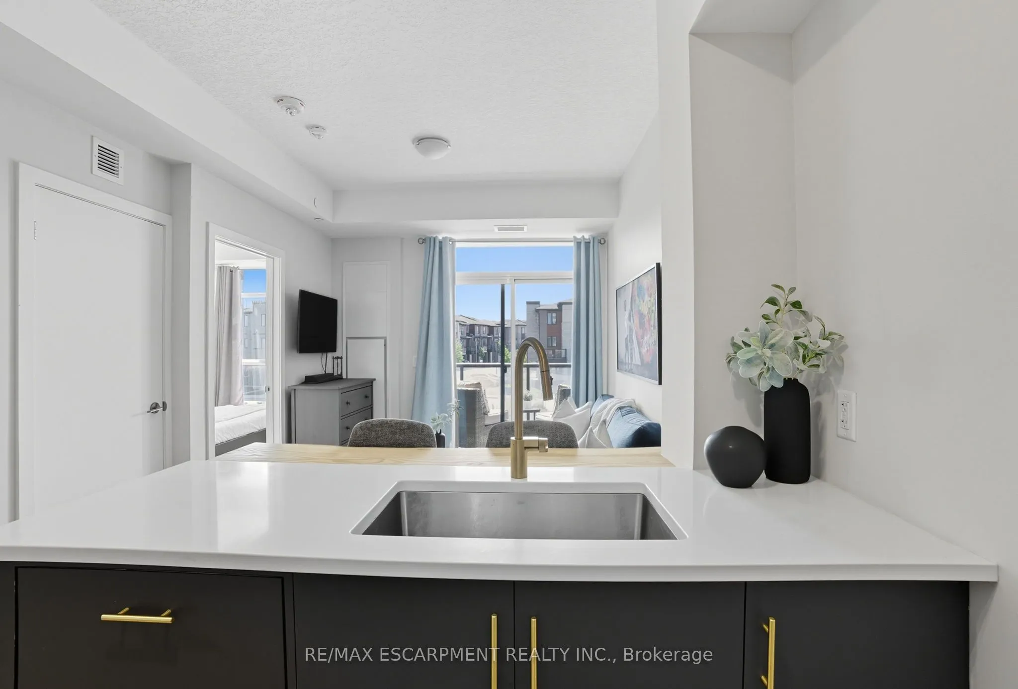 600 North Service Road, #204