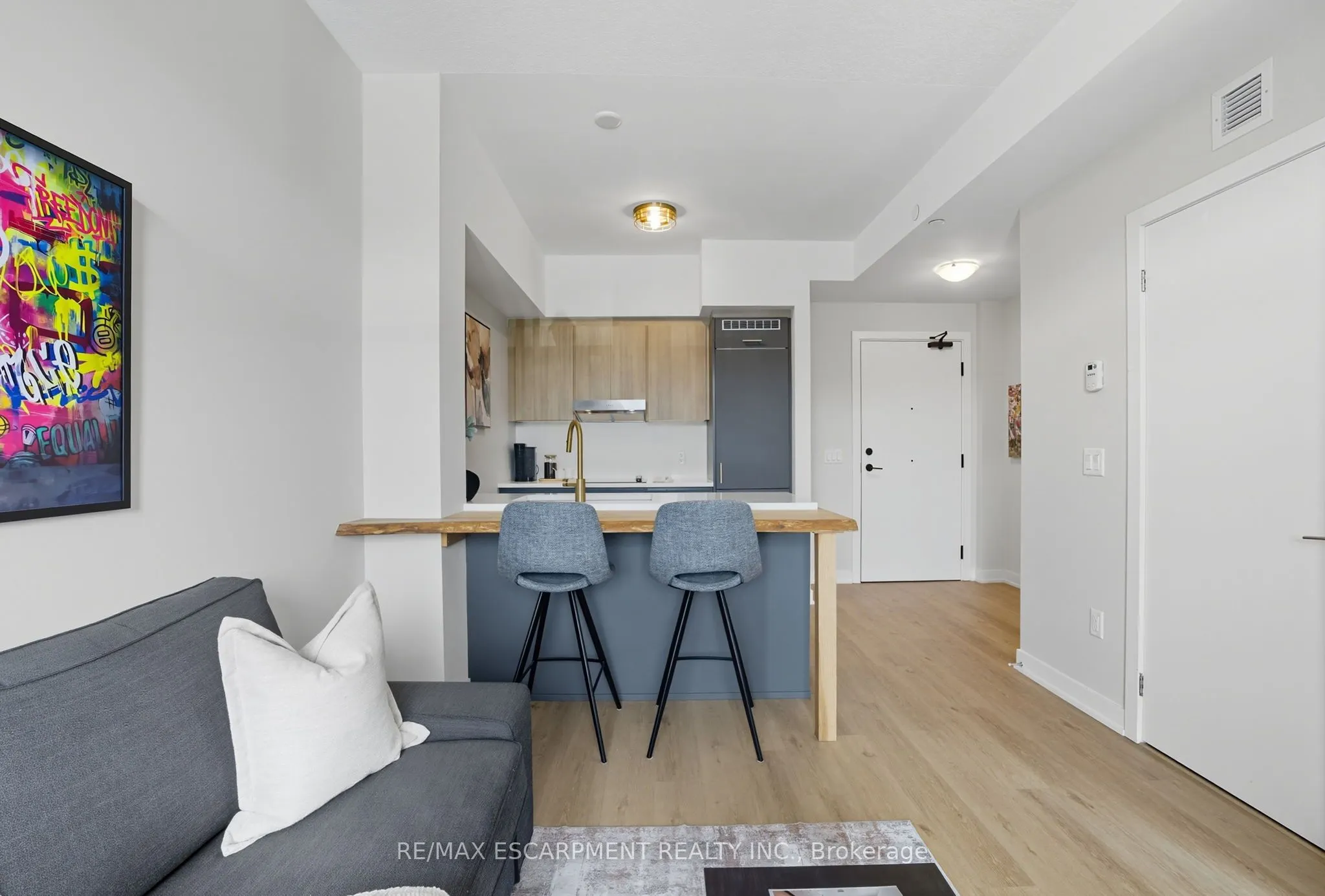 600 North Service Road, #204