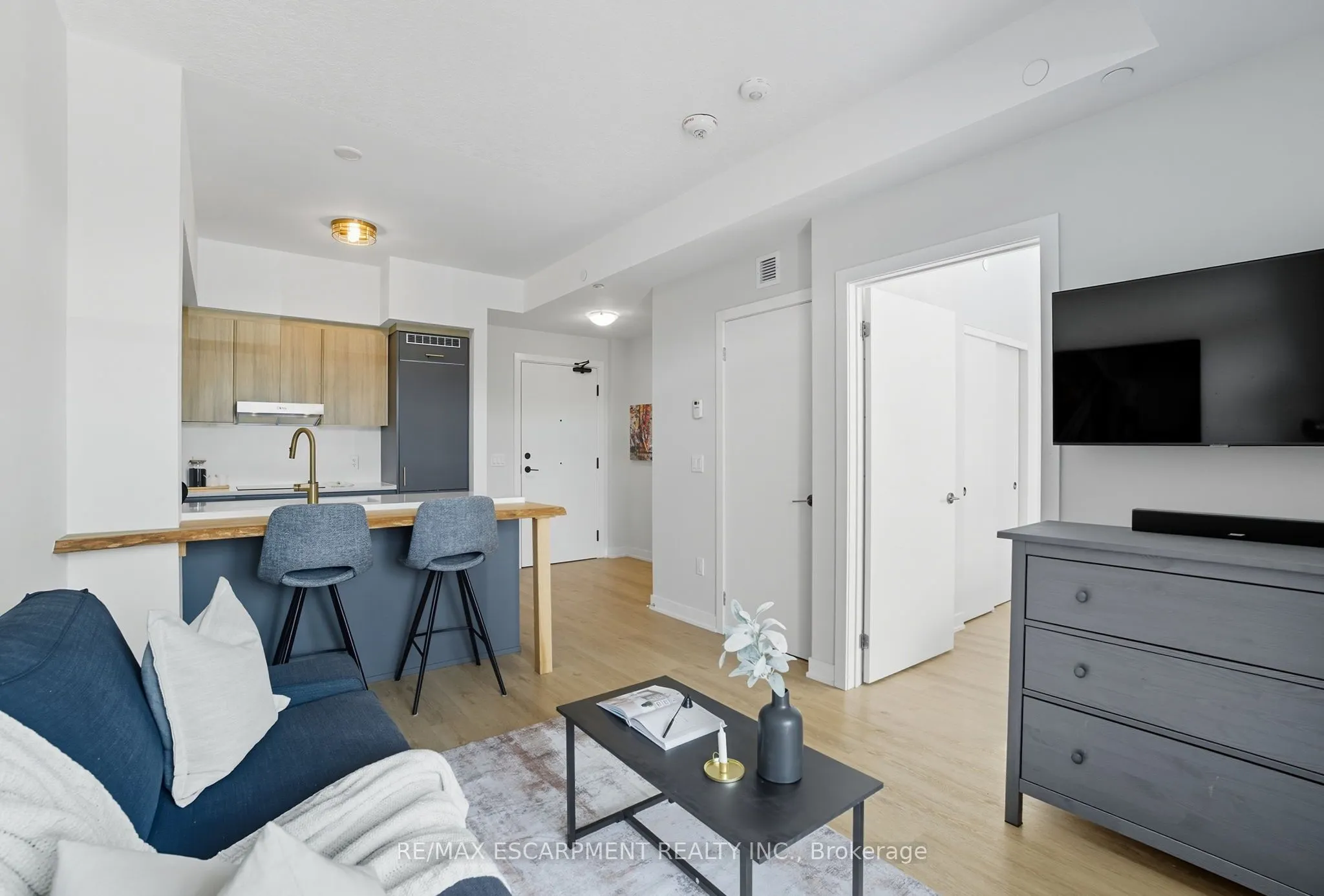 600 North Service Road, #204