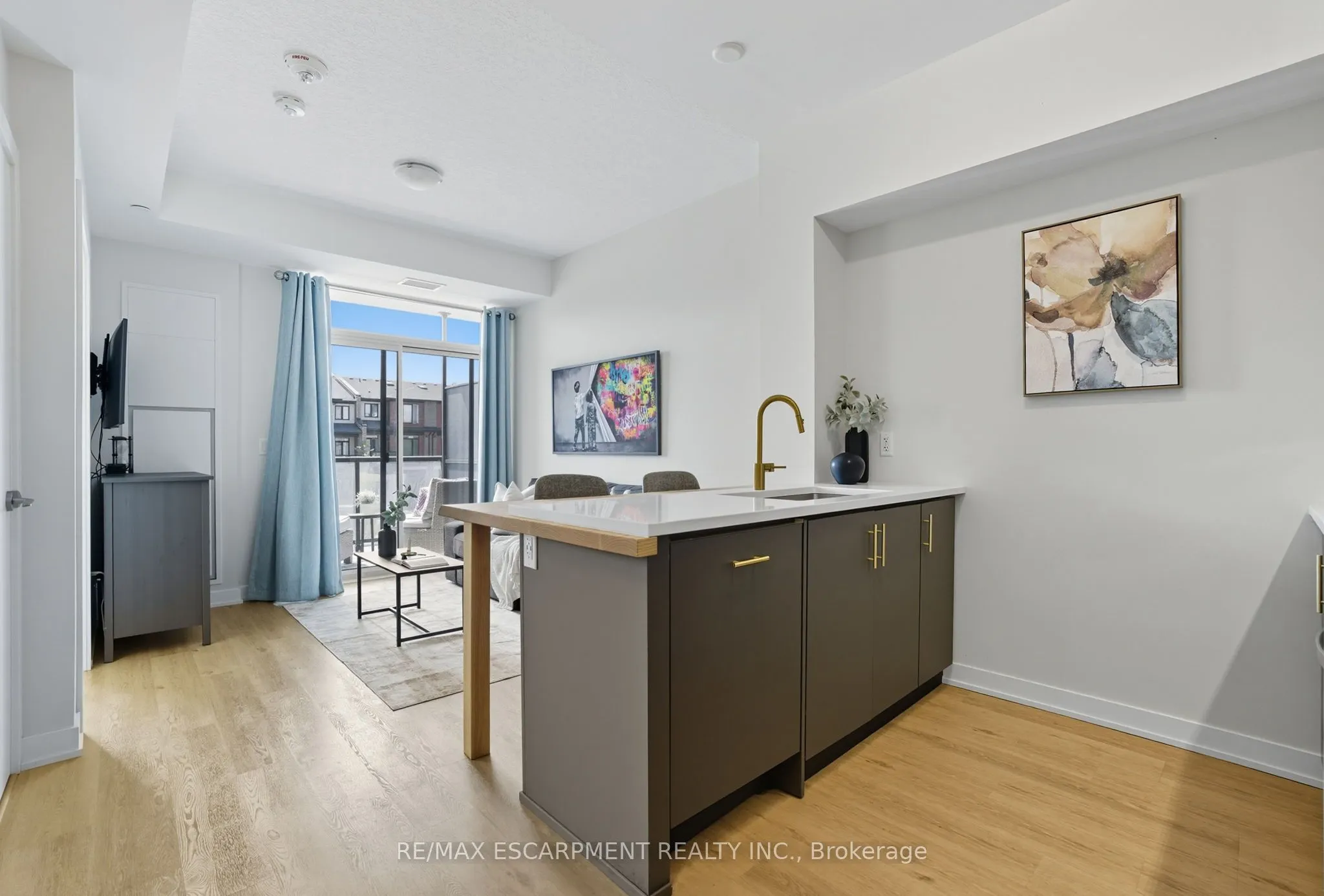 600 North Service Road, #204