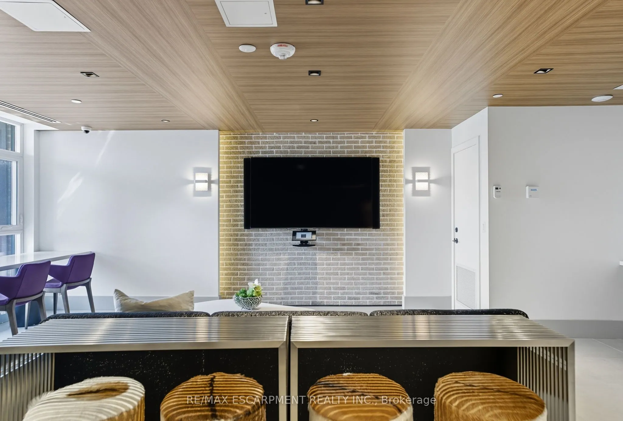 600 North Service Road, #204
