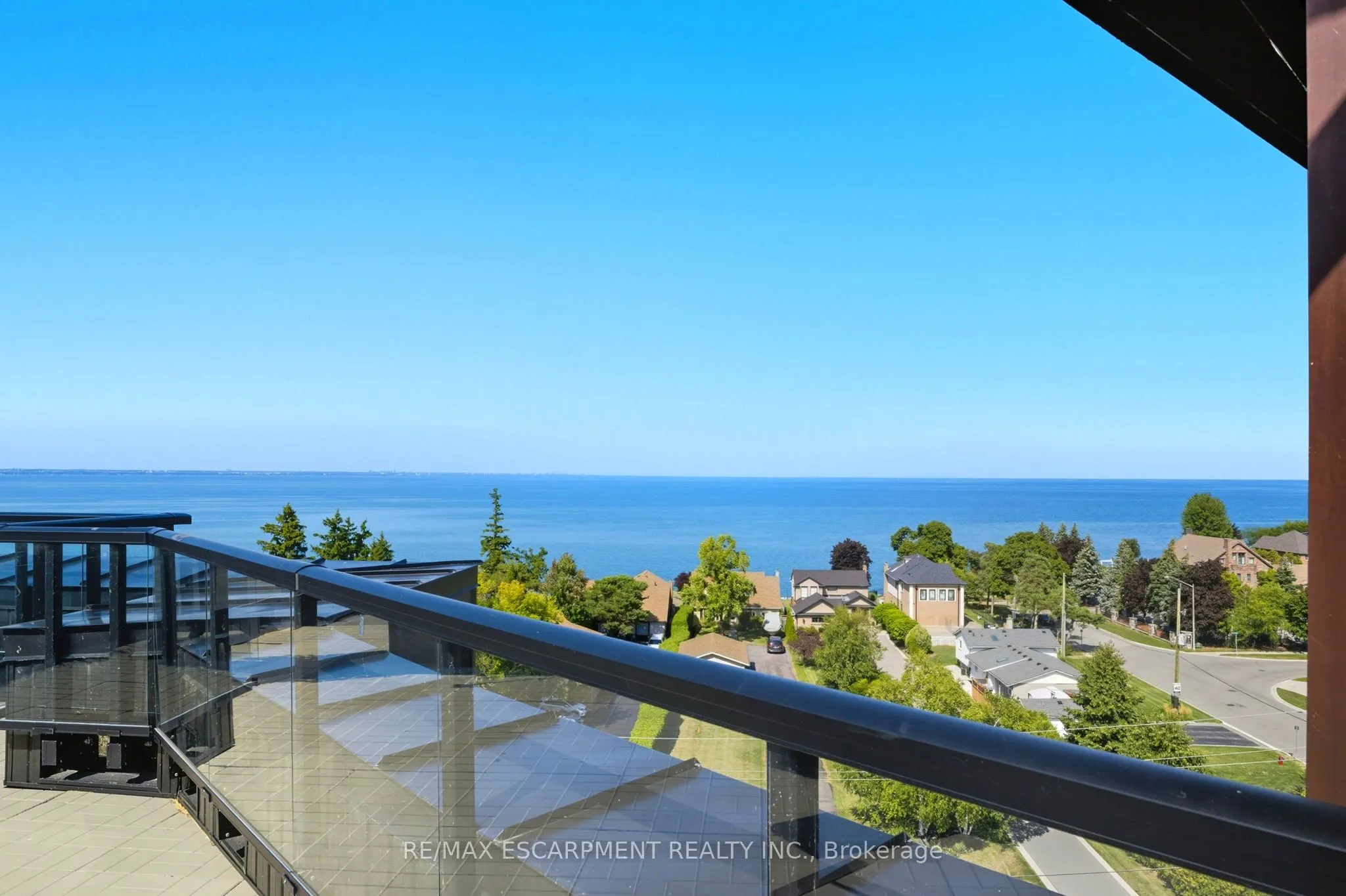600 North Service Road, #204
