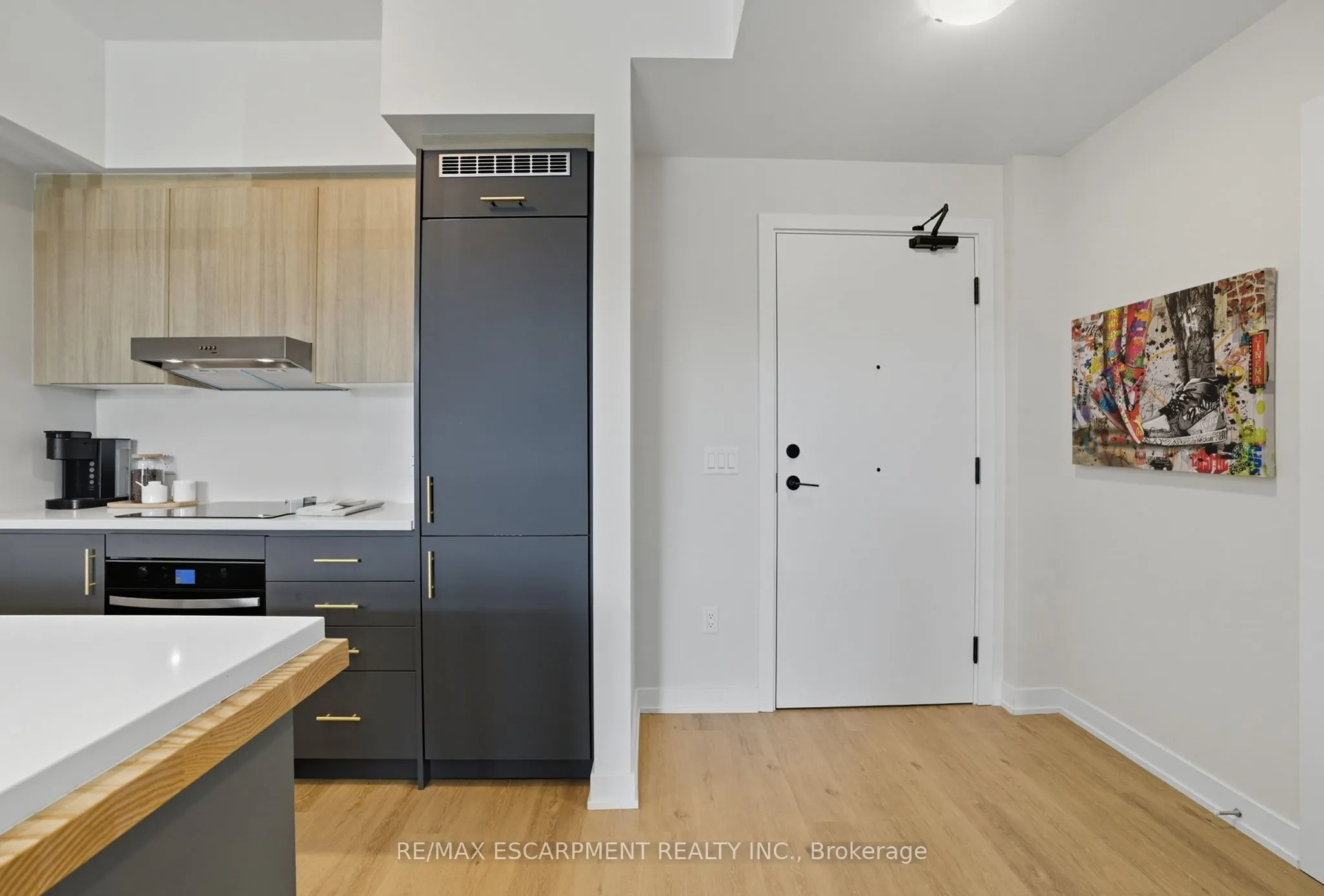 600 North Service Road, #204