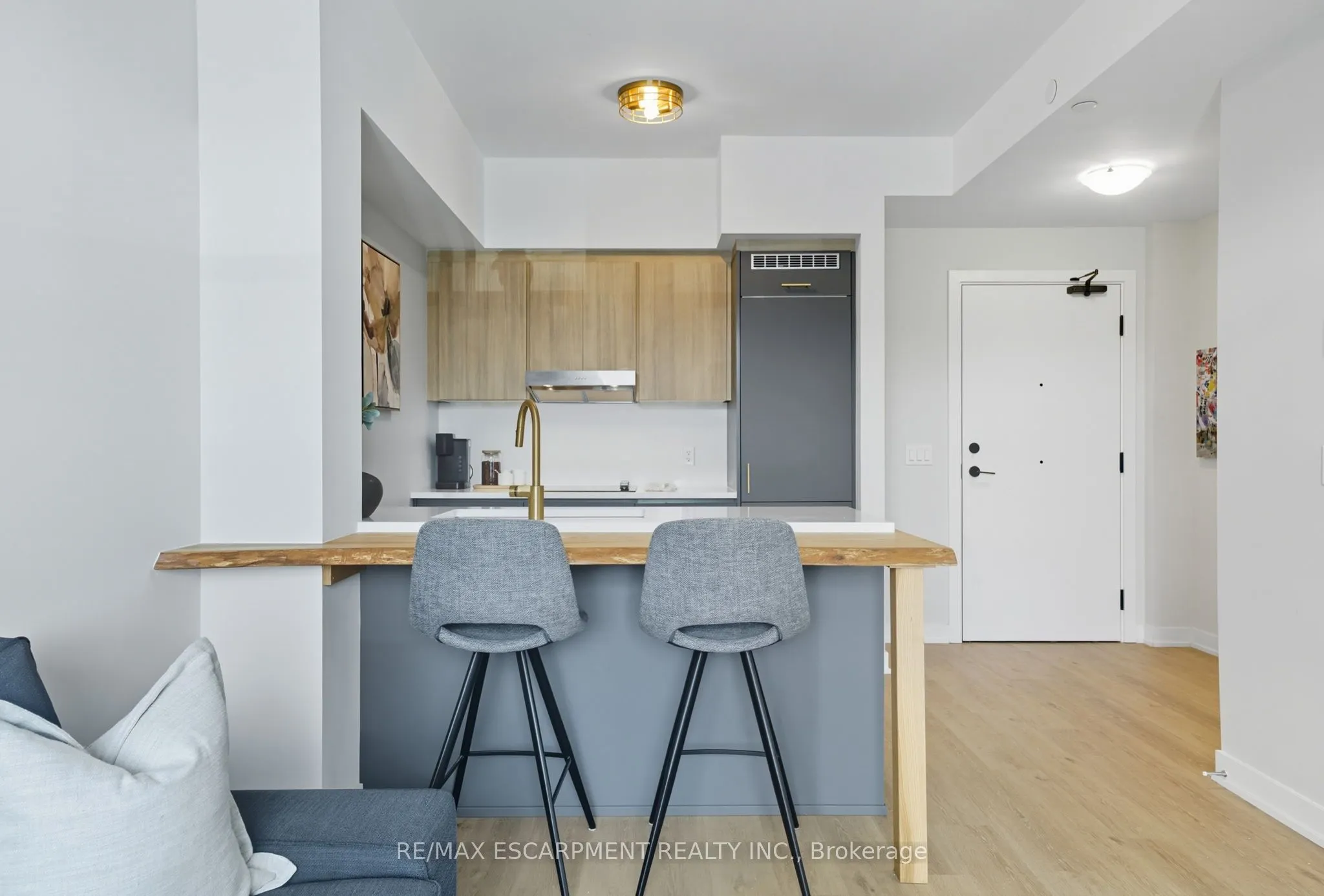 600 North Service Road, #204