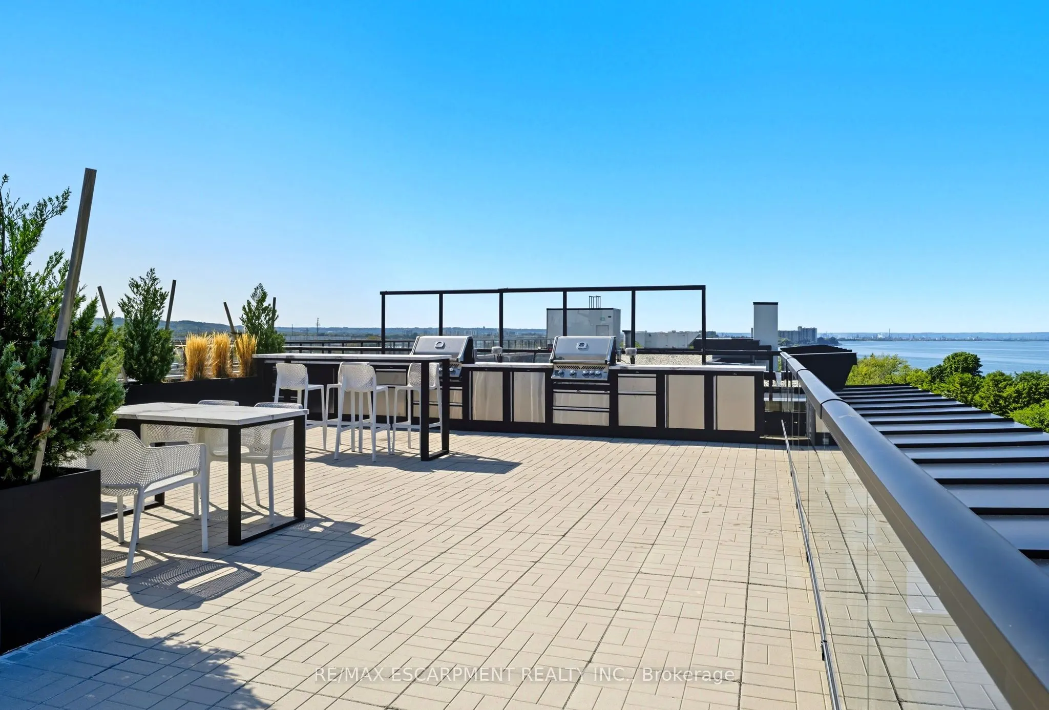 600 North Service Road, #204