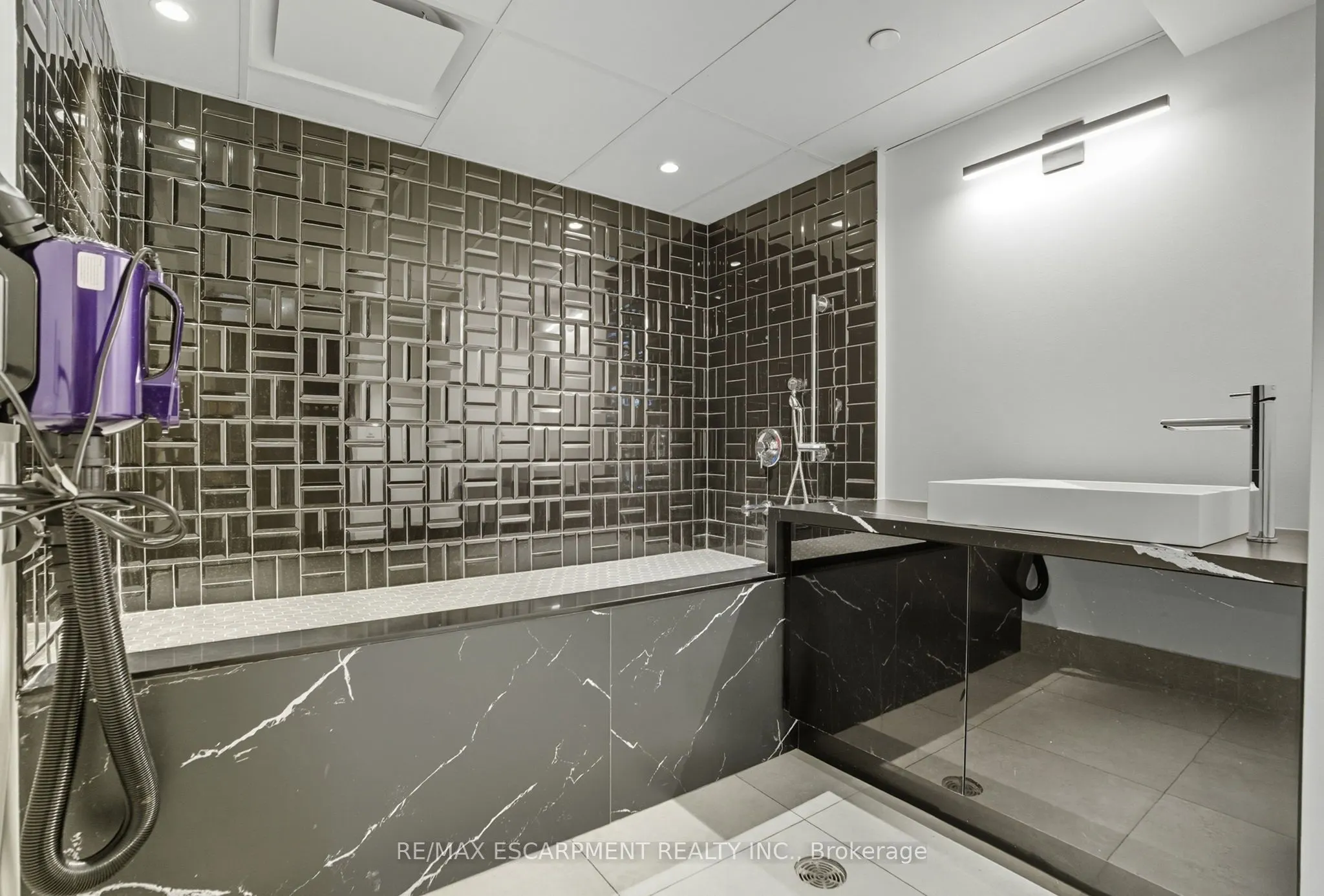 600 North Service Road, #204