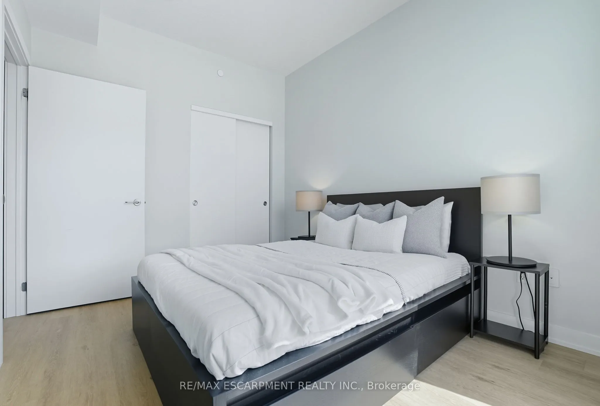 600 North Service Road, #204