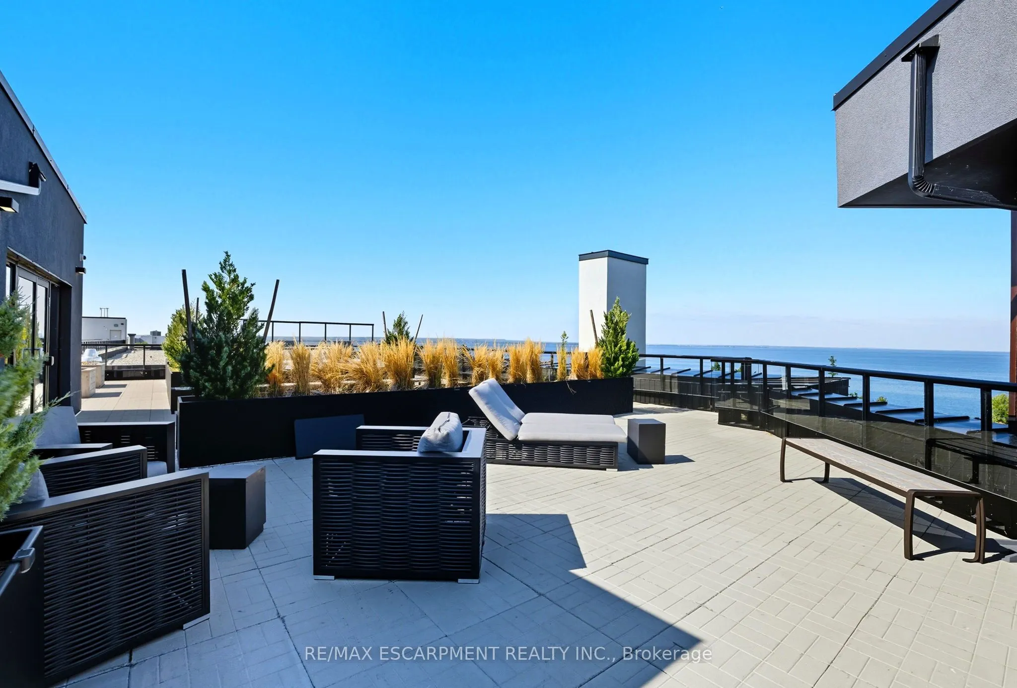 600 North Service Road, #204