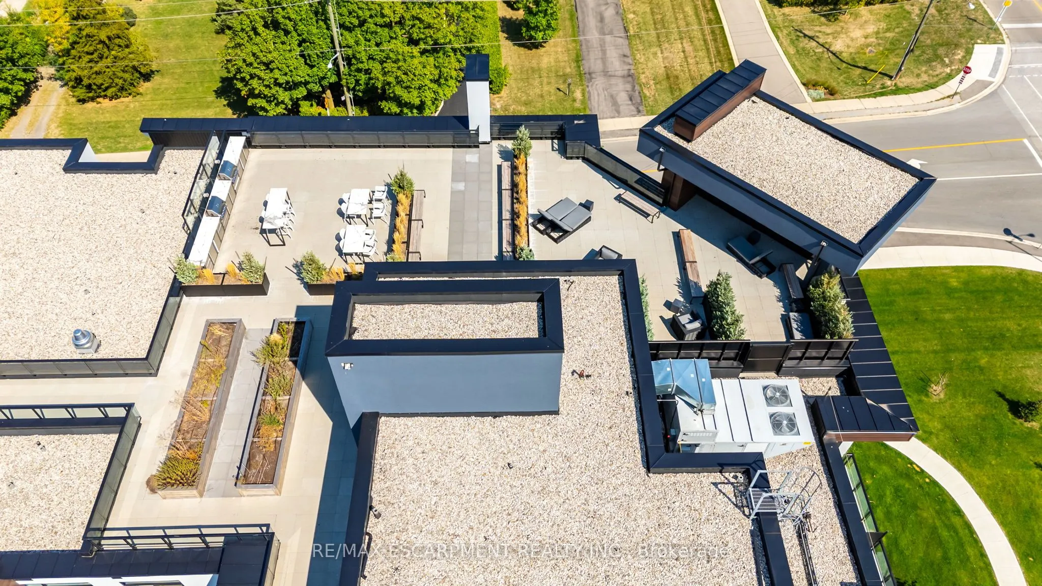 600 North Service Road, #204