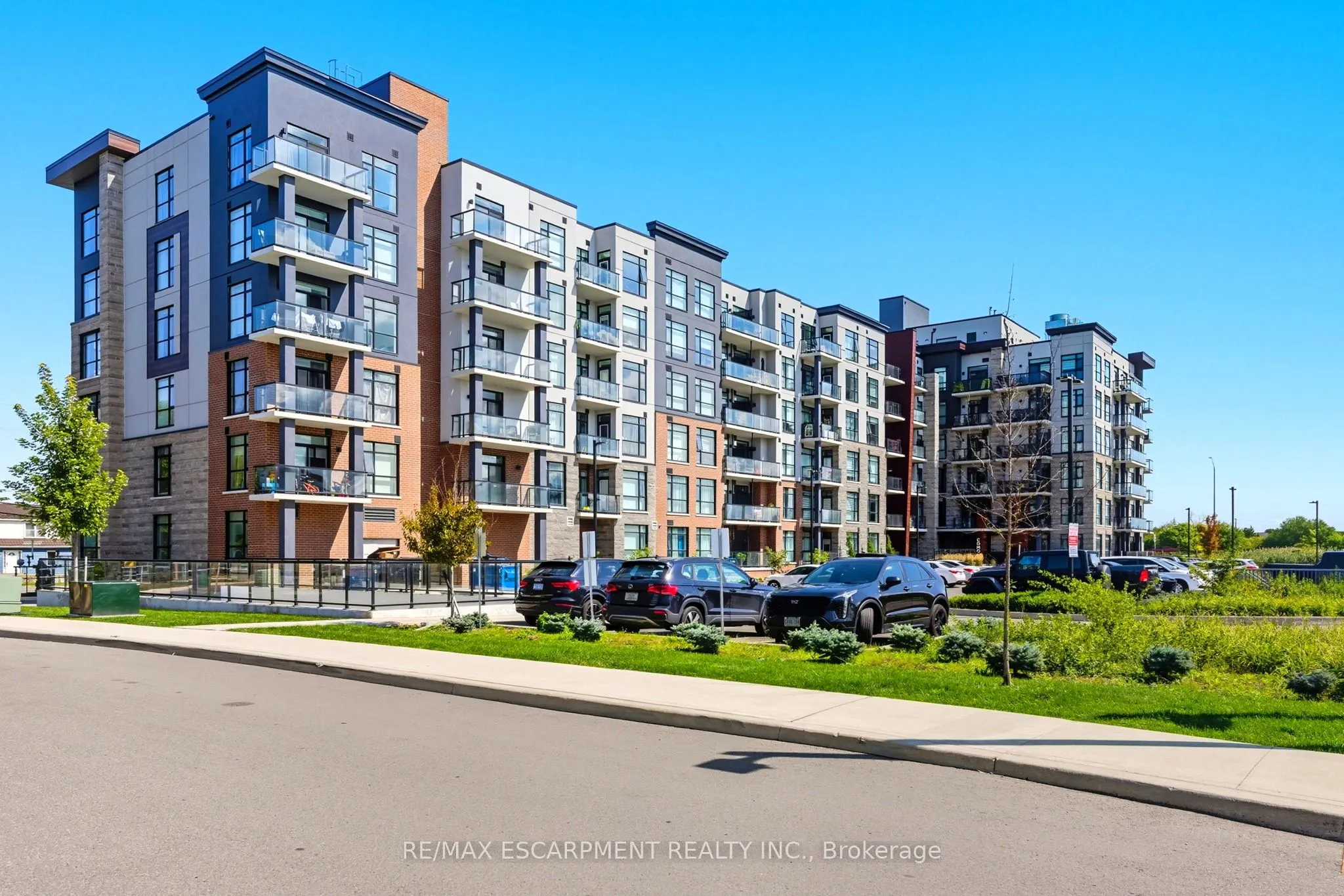 600 North Service Road, #204
