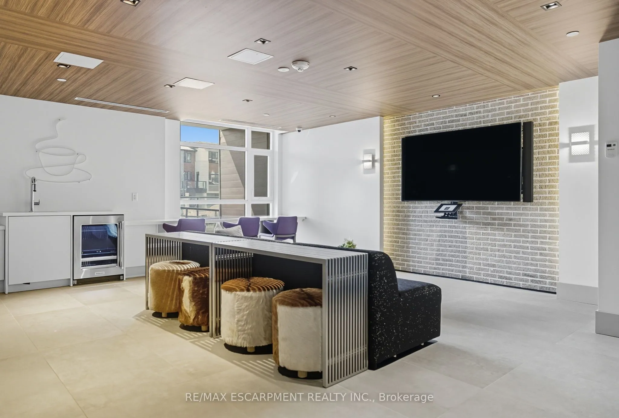 600 North Service Road, #204