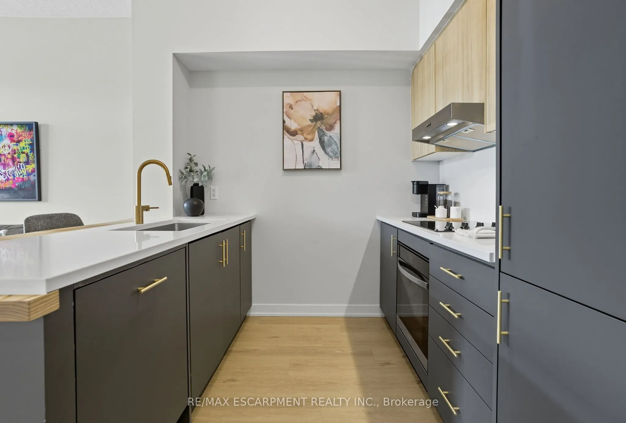 600 North Service Road, #204