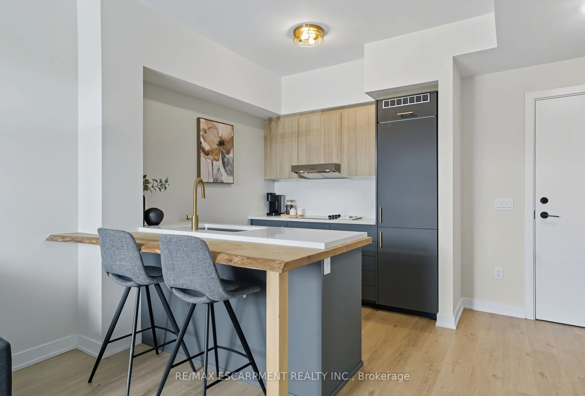 600 North Service Road, #204