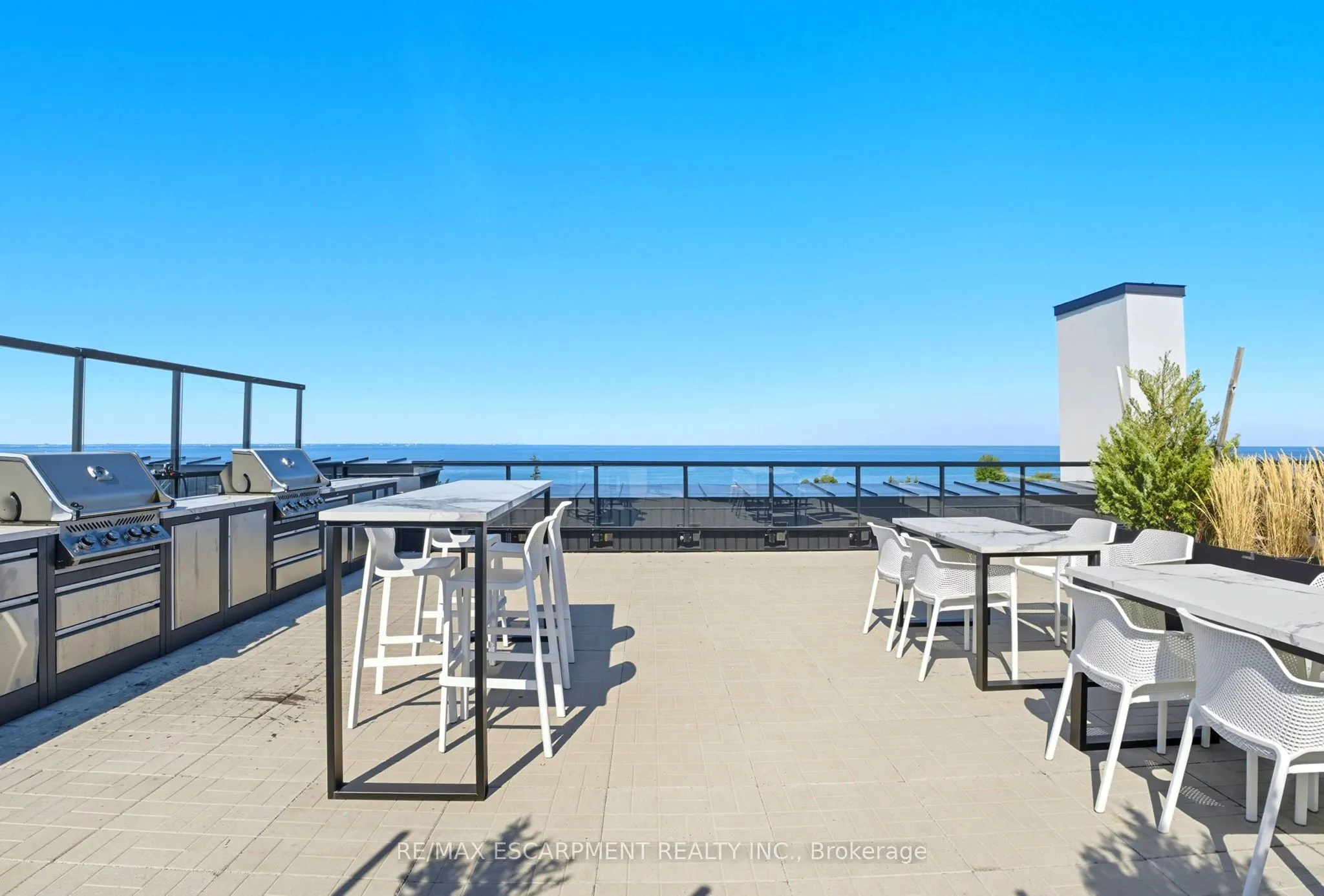 600 North Service Road, #204