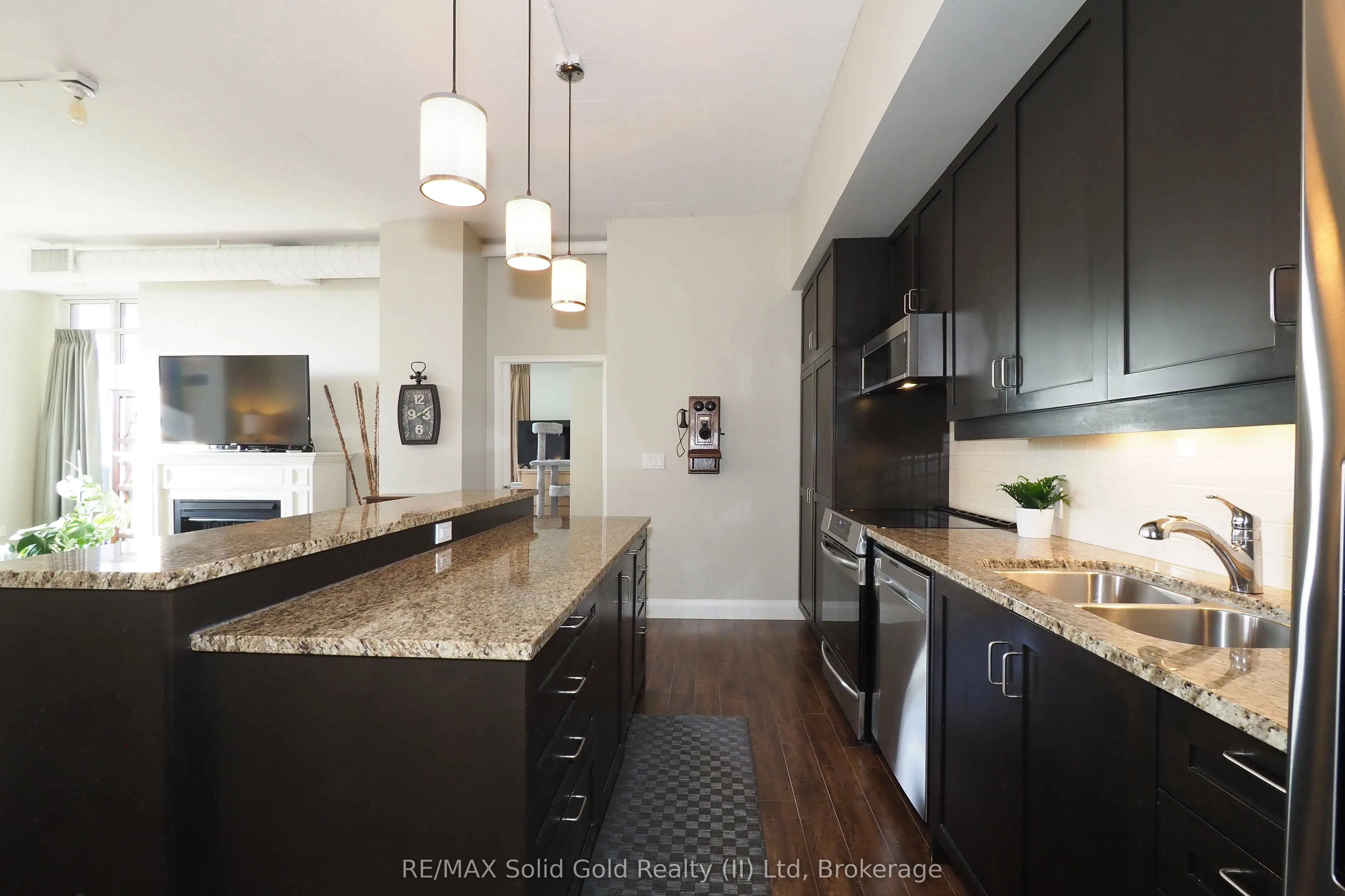 191 King Street S, #402