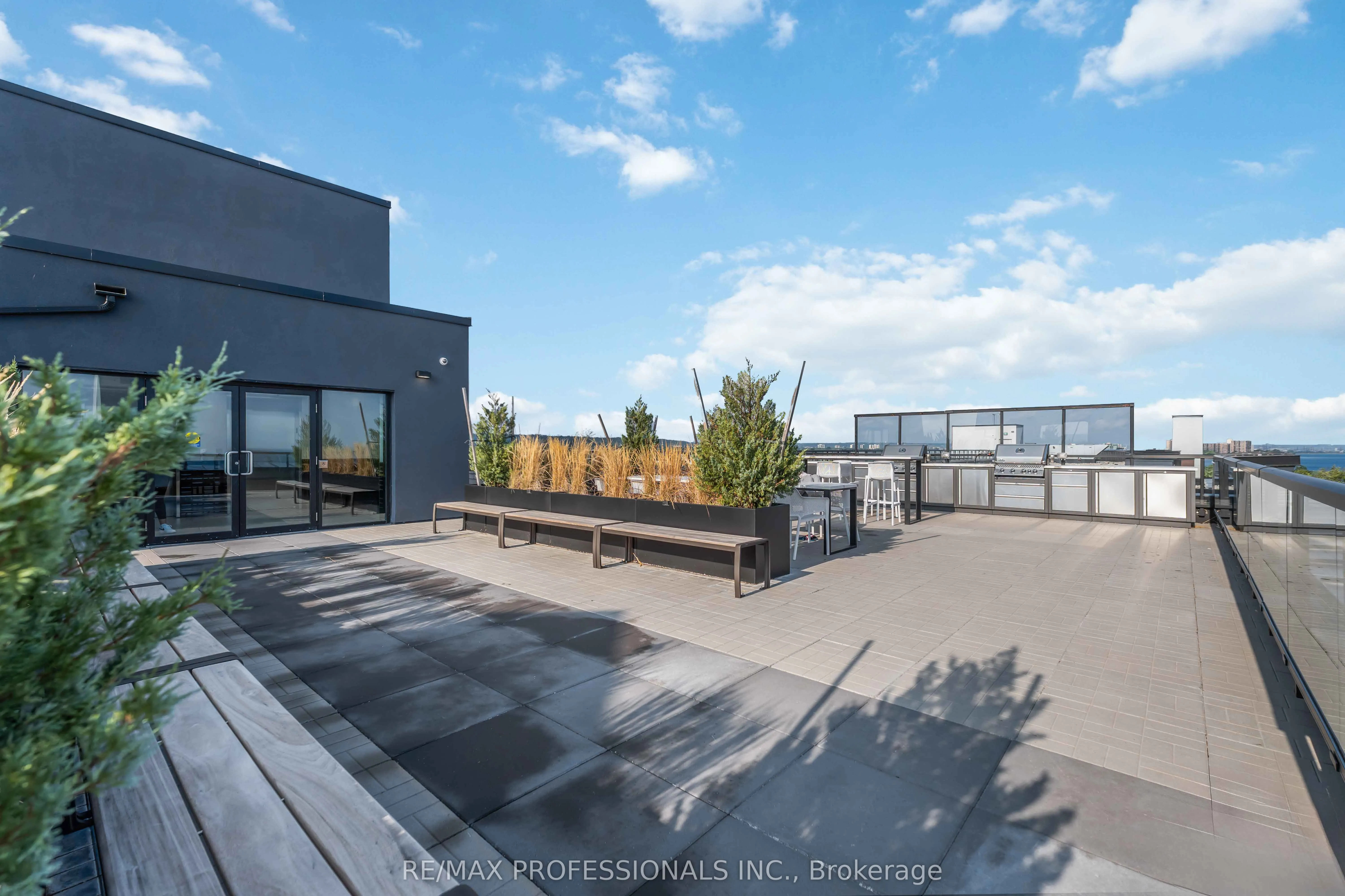 600 North Service Road, #207