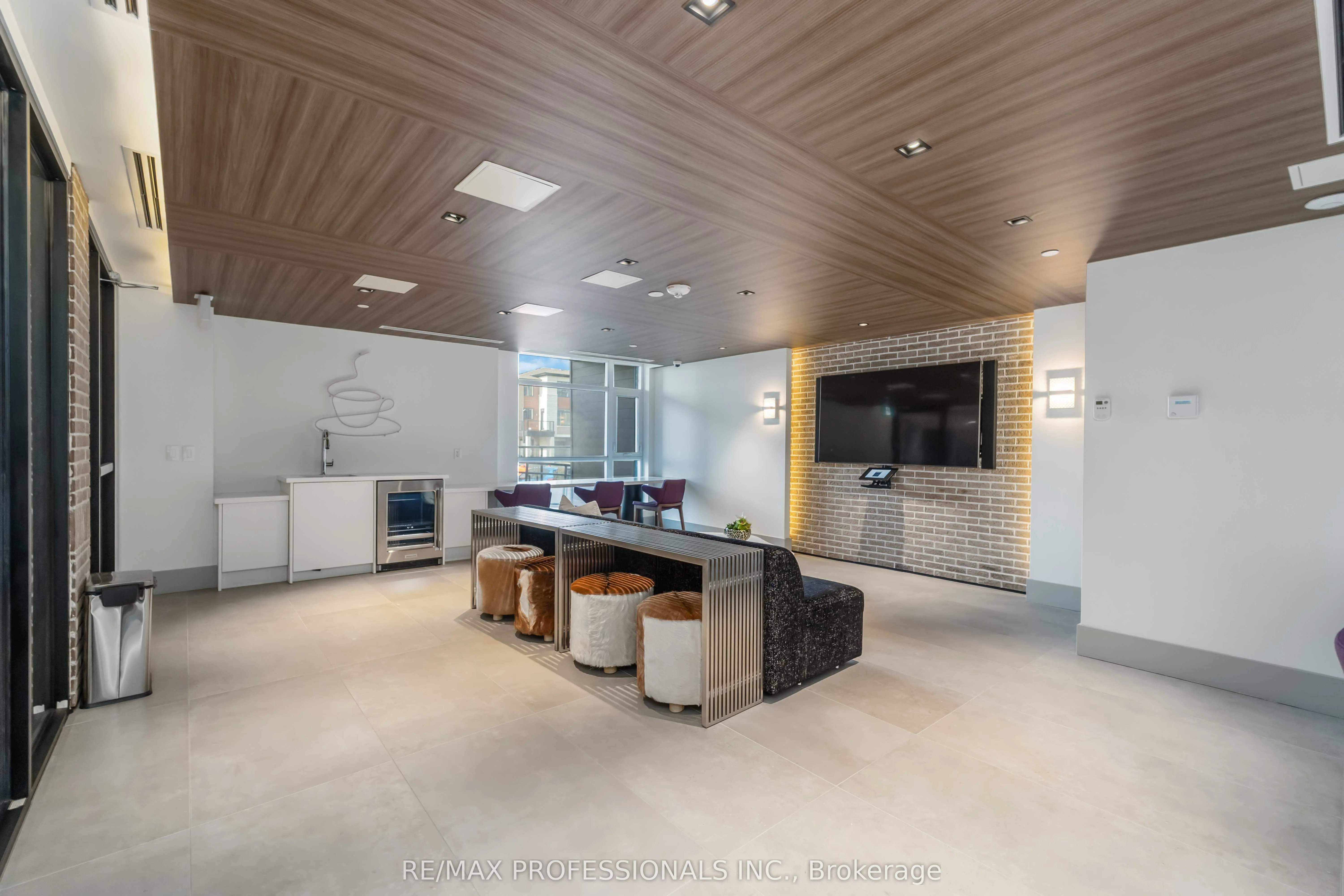 600 North Service Road, #207