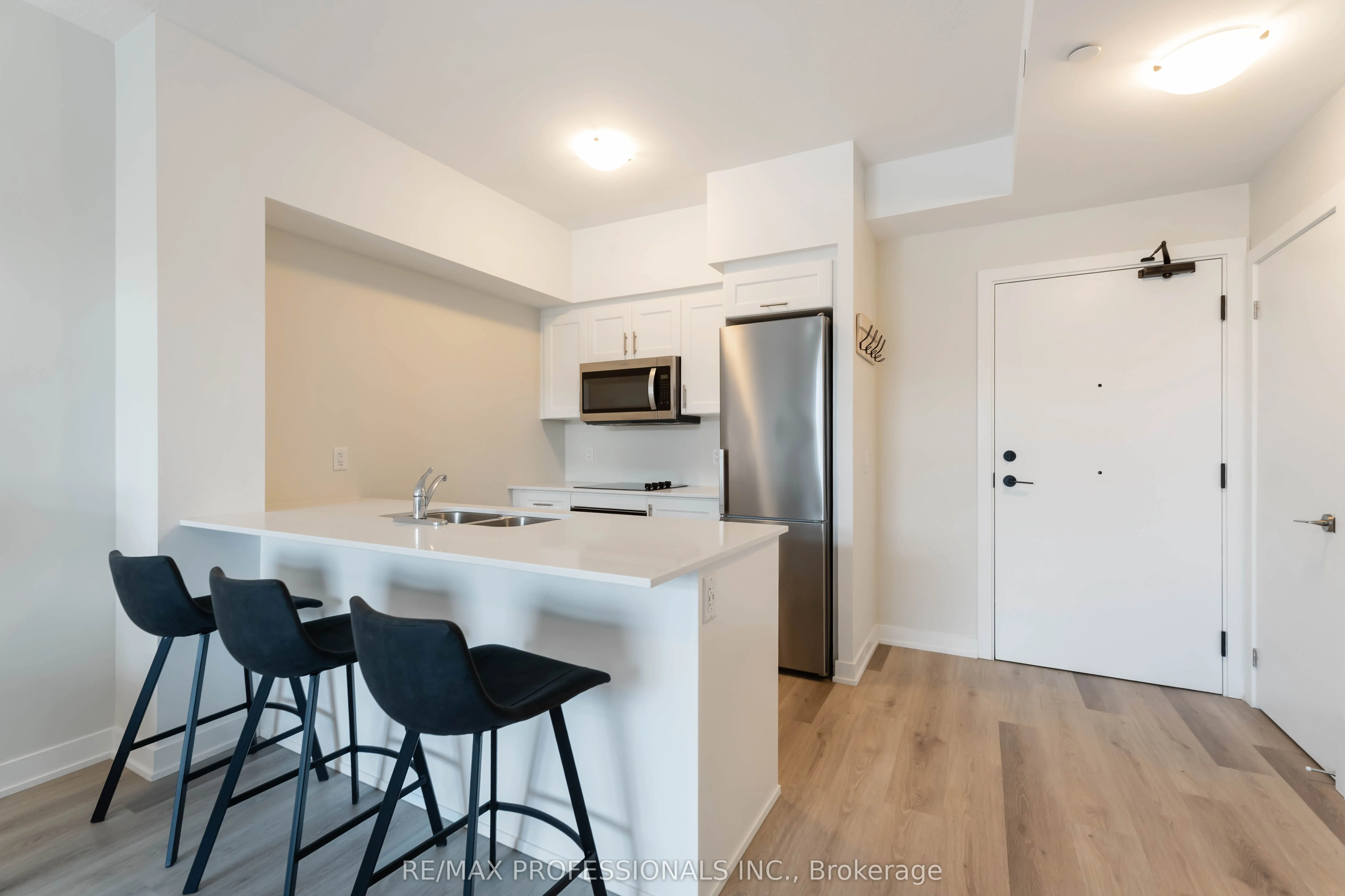 600 North Service Road, #207